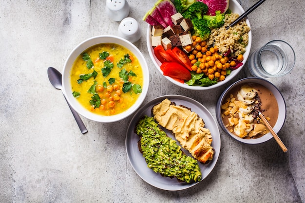 Schokoladensmoothieschüssel, Buddha-Schüssel mit Tofu, Kichererbsen und Quinoa, Linsensuppe und Toast