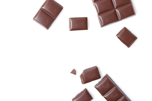 Schokoladenstücke isoliert auf weiß closeup