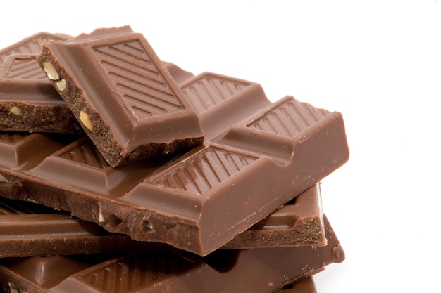 Schokoladenstücke isoliert auf weiß