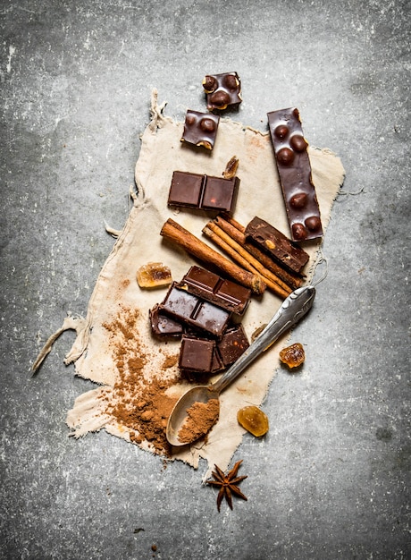 Schokoladenstücke mit Zimt und Kakao. Auf dem Steintisch.