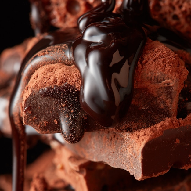 Schokoladenstücke und Schokoladensirup Nahaufnahme