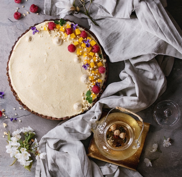 Schokoladentarte mit mango und himbeeren