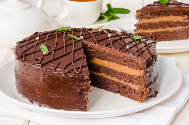 Schokoladentorte mit Buttercreme. Traditioneller Kuchen Prag. russische Küche