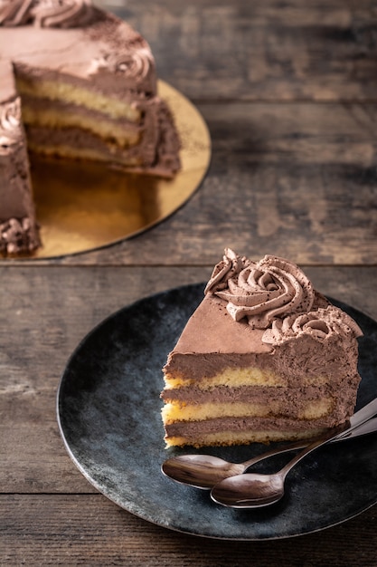 Schokoladentrüffelkuchen auf Holztisch