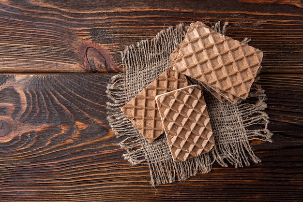 Schokoladenwaffeln mit Milchfüllung auf dem Tisch