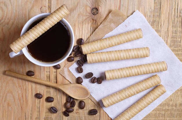 Schokoladenwaffelröllchen und Kaffee