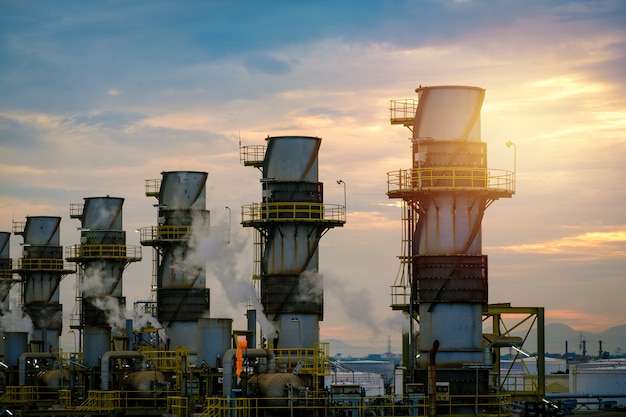 Schornstein der Industrieanlage bei Sonnenaufgang