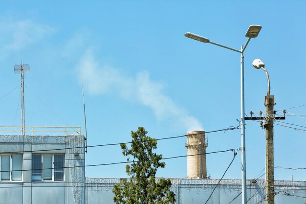 Schornstein der Industriefabrik auf Himmelshintergrund