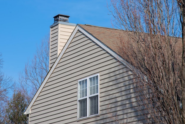 Schornstein vom Kamin außerhalb des Hauses