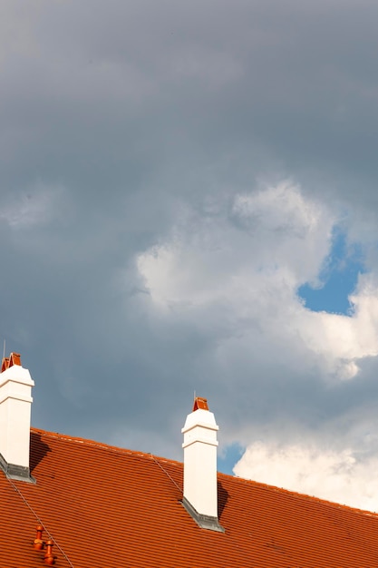 Schornsteine auf dem Dach des Hauses gegen den Himmel