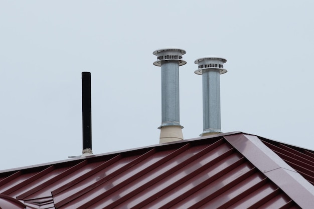 Schornsteinrohr aus Edelstahl auf dem Dach des Hauses