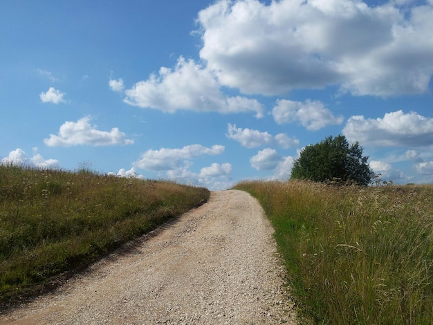 Schotterstraße auf dem Land