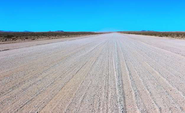 Schotterstraße durch die Namib-Wüste