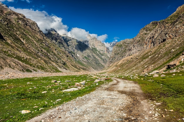 Schotterstraße im Himalaya.