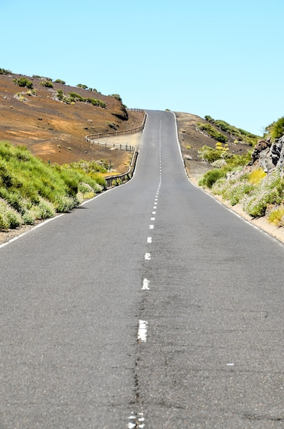 Schotterweg durch die Wüste auf der Insel Teneriffa Spanien