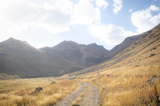 Schotterweg führt durch die Berge