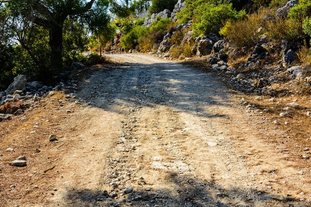 Schotterweg in den Bergen am Sommertag