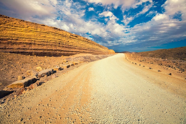Schotterweg in der Wüste Makhtesh Ramon Crater Negev Israel