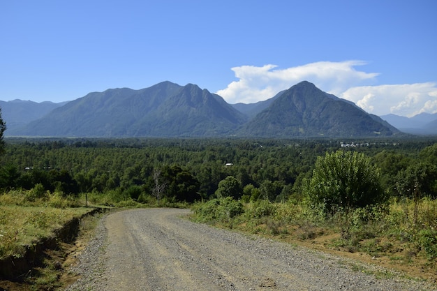 Schotterweg zu den Bergen Pucon Chile