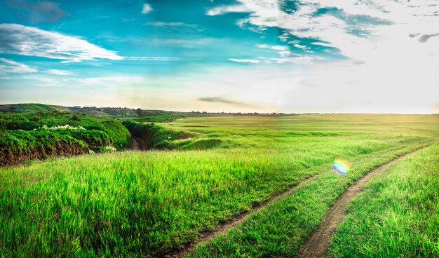 Schotterweg zu den Hügeln Bild einer Schotterstraße zu den Hügeln mit Wolken im Hintergrund