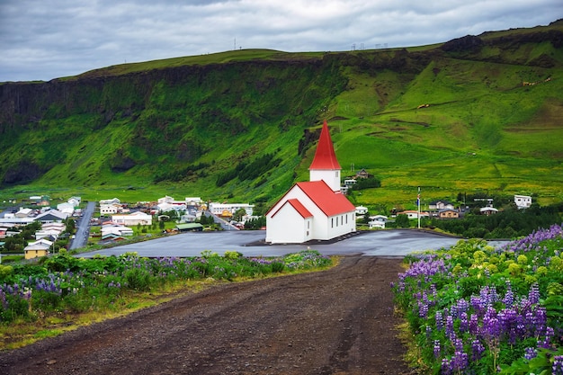 Schotterweg zum Dorf Vik und seiner Kirche in Island