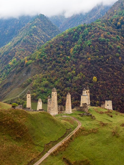 Schotterweg zum touristischen Turmkomplex Majestätische Kampftürme von Inguschetien Historische Touristenattraktion Mittelalterlicher Turmkomplex Erzi, eines der größten mittelalterlichen Turmdörfer vom Burgtyp