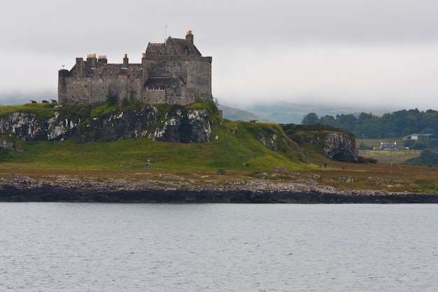 Schottisches Schloss in der Nähe von Oban, Südschottland, an einem bewölkten Tag