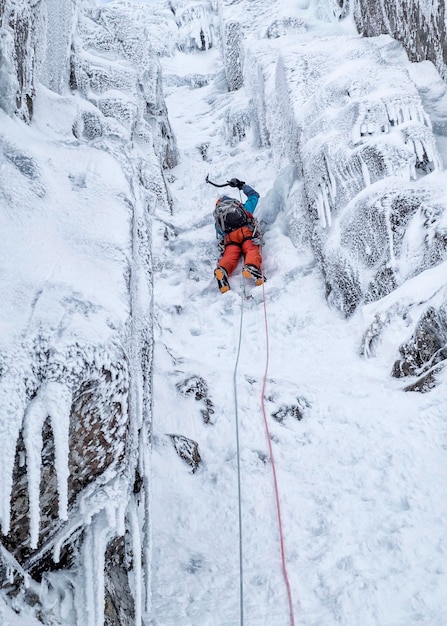 Schottland, Anoach Mor, Man Eisklettern im Winter