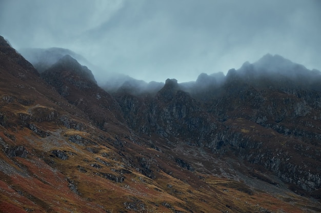 Schottland Berge bedeckt mit Wolken malerische Landschaft dramatische Herbstsaison Blick