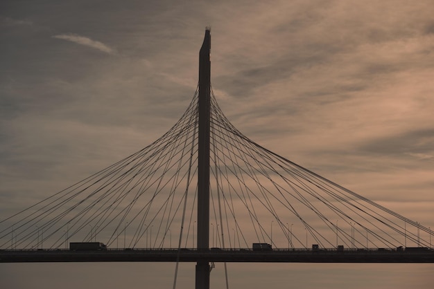 Schrägseilbrücke Autoverkehr Metallkonstruktion