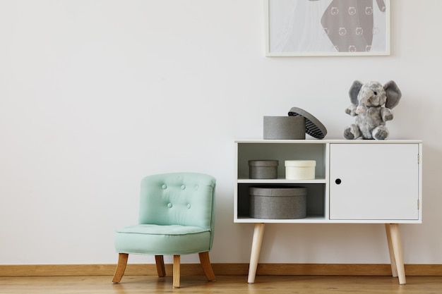 Schrank und neuwertiger Stuhl