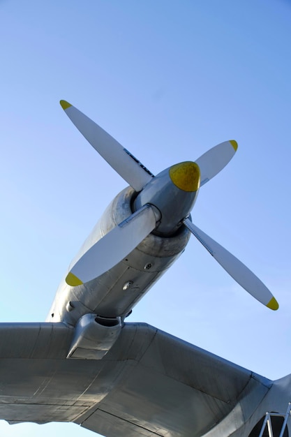 Schrauben Sie den Motor auf den Flügel des Wasserflugzeugs. Motor mit vier Blättern