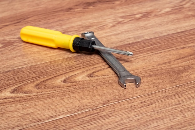 Foto schraubendreher und schraubenschlüssel auf einem holztisch