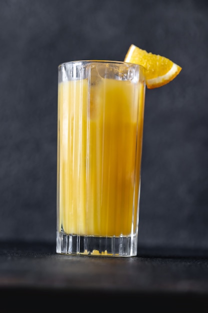 Schraubendrehercocktail mit Orangensaft und Wodka auf schwarzem Tisch