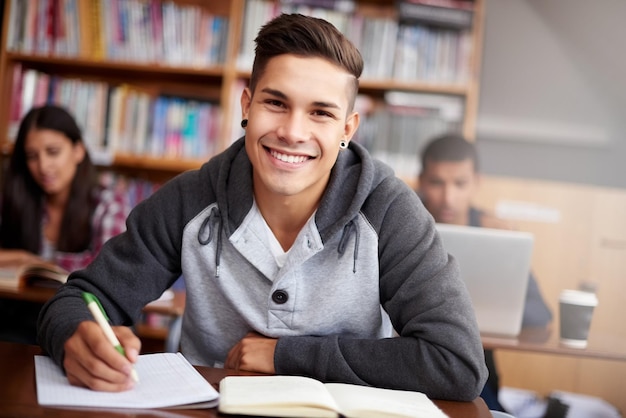 Schreiben lernen und College mit Porträt eines Mannes in der Bibliothek für Bildungsforschung und Klassenzimmer-Quiz. Fokusstudie und Notizbuch mit Studenten an der Universität für Wissensstipendien und Projekte