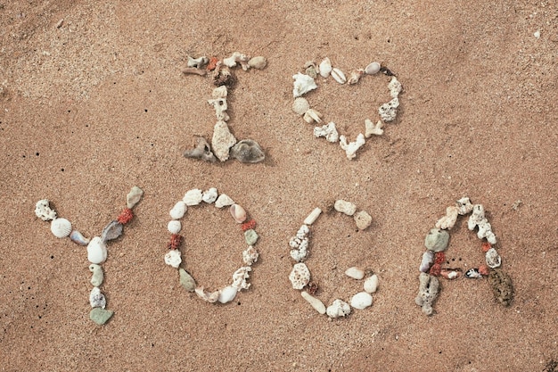 Schreiben mit Muscheltext Yoga am Strand