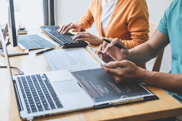 Schreiben von Codes und Eingeben von Datencode-Technologie, Programmierer, der an einem Website-Projekt in einer Software mitarbeitet, die auf einem Desktop-Computer im Unternehmen entwickelt wird, Programmieren mit HTML, PHP und Javascript.