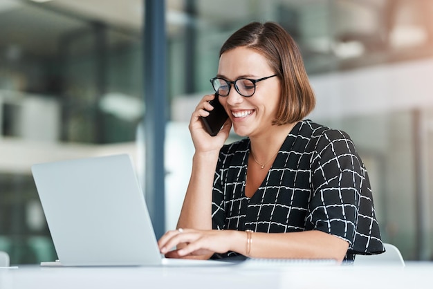 Schreibende Frau und Telefongespräch im Büro mit Laptop für die Arbeit als Rezeptionistin Verwaltungsunterstützung und Multitasking-Fähigkeit Weibliche Angestellte online und sprechen, um Termine und Planungen zu bestätigen
