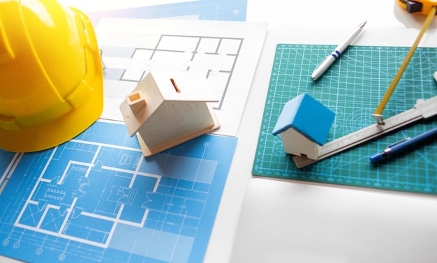Schreibtisch für architektonisches Arbeitsprojekt auf Baustellenkonzept