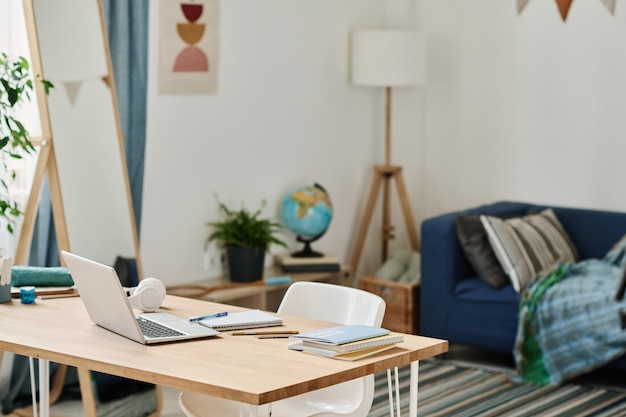 Schreibtisch mit Laptop im Zimmer