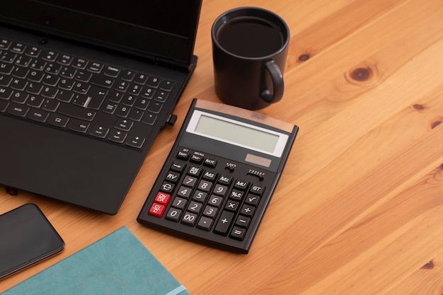 Schreibtisch mit Laptop Smartphone Tasse Kaffee Stift Stift und Laptop Büromaterial und Geräte auf dem Schreibtisch