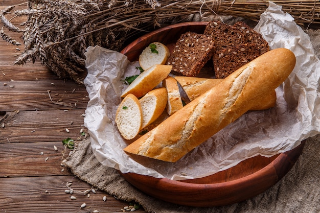 Schreibtisch mit Tasse Brot