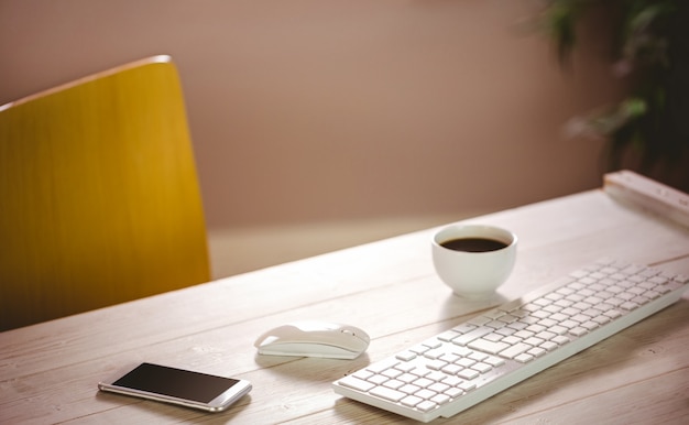 Schreibtisch mit Tastatur Telefon und Kaffee