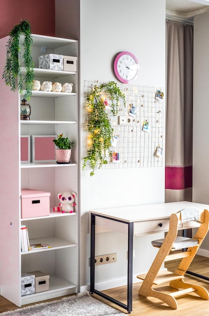 Foto schreibtisch und kleiderschrank für kinderzimmer in weißen und rosa farben ohne menschen