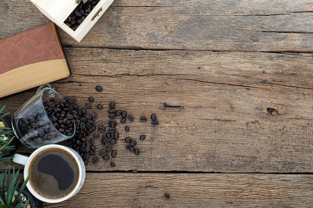 Schreibtische, Notizbücher, Briefpapier und Kaffee sind oben zu sehen