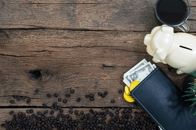 Schreibtische, Notizbücher, Briefpapier und Kaffee sind oben zu sehen