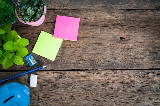 Schreibtische, Notizbücher, Briefpapier und Kaffee sind oben zu sehen