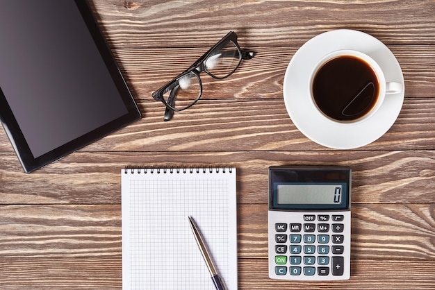 Schreibtischtisch mit digitalem Tablet und Kaffeetasse