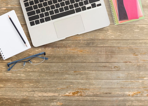Schreibtischtisch mit Laptop-Computer und Büromaterial
