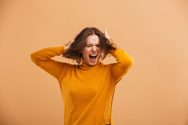 Schreiende emotionale junge Frau